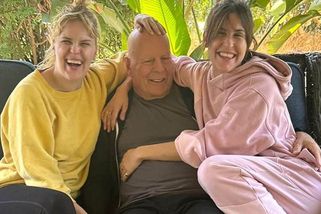 Nemocný Bruce Willis nechyběl na svatbě své dcery: Dojemné foto s nevěstou a ženichem zveřejnil slavný magazín - Super.cz